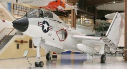 Палубный истребитель Vought F7U Cutlass